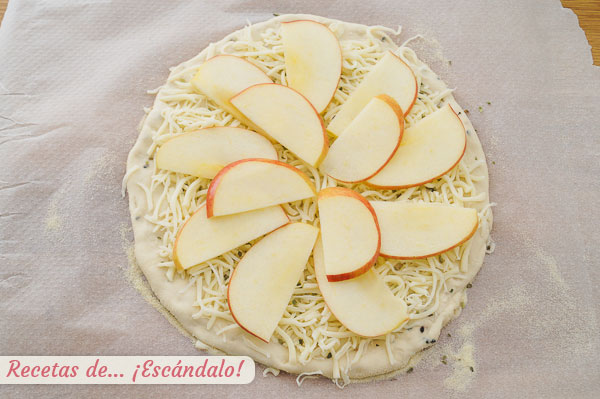 Pizza casera con manzana
