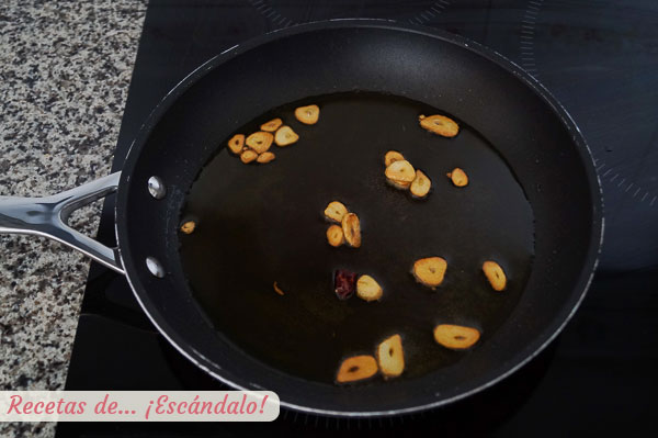 Aceite con ajos y guindilla para cocochas