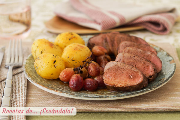 Receta de solomillo de cerdo iberico al horno con uvas y patatas con mantequilla de hierbas