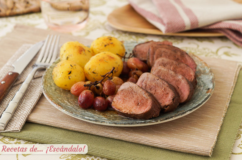 Solomillo de cerdo iberico al horno con uvas y patatas con mantequilla de hierbas
