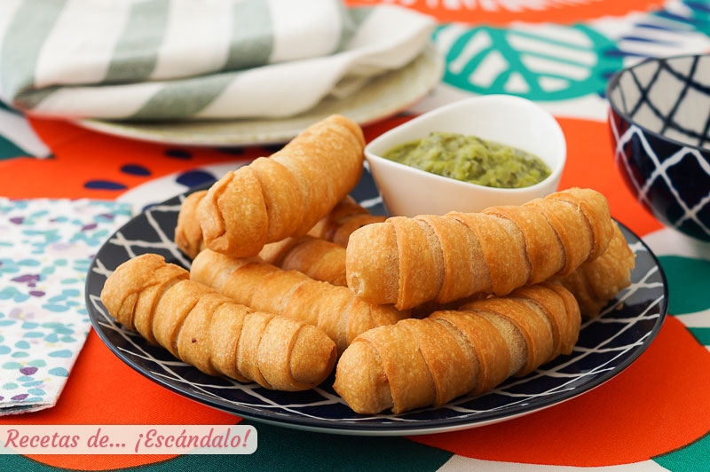Tequenos venezolanos de queso con masa casera y crujiente