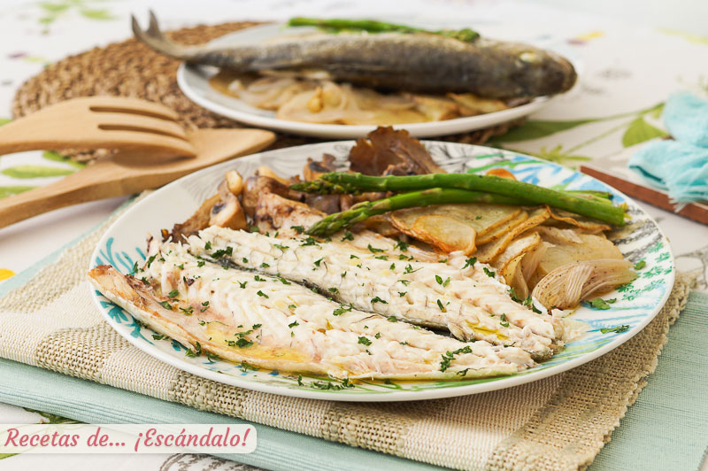 Lubina al horno con patatas, verduras y setas, jugosa y facil