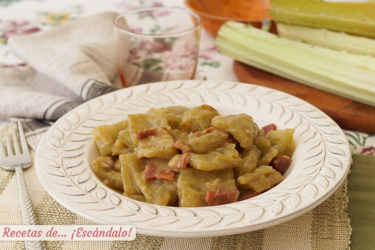 Receta de cardo a la navarra tradicional con jamón y cebolla