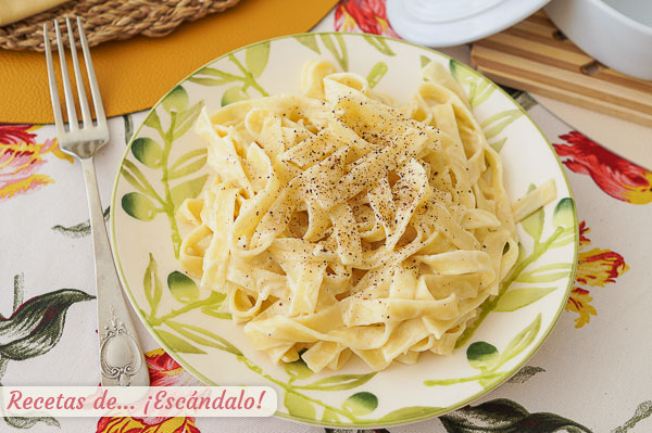 Como hacer fetuccini Alfredo, un plato de pasta con queso irresistible
