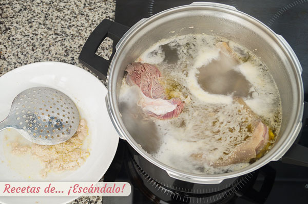 Espumar caldo escudella catalana