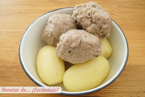 Pilotas y patatas cocidas escudella
