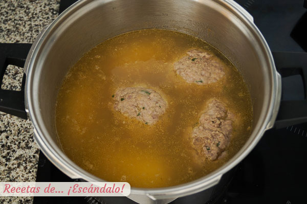 Pilotas y patatas escudella catalana