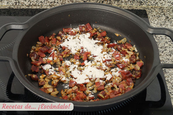 Sofrito cebolleta, ajo y jamon para cardo