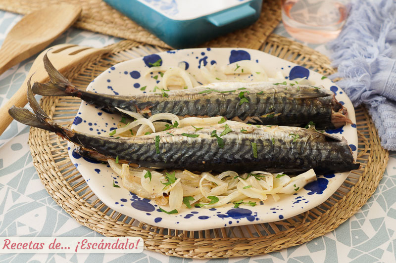 Caballa al horno con cebolla y perejil. Receta muy facil, saludable y rica
