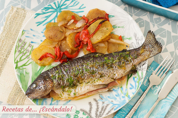 Como hacer trucha al horno con jamon, patatas y pimiento, un pescado asado de 10
