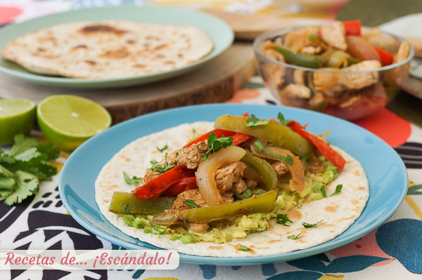 Receta de fajitas de pollo y verduras con aguacate, sencillas y ricas