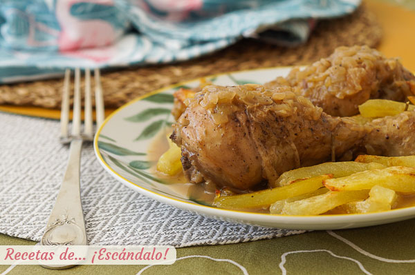 Receta de muslitos de pollo en salsa de la abuela con patatas fritas al horno