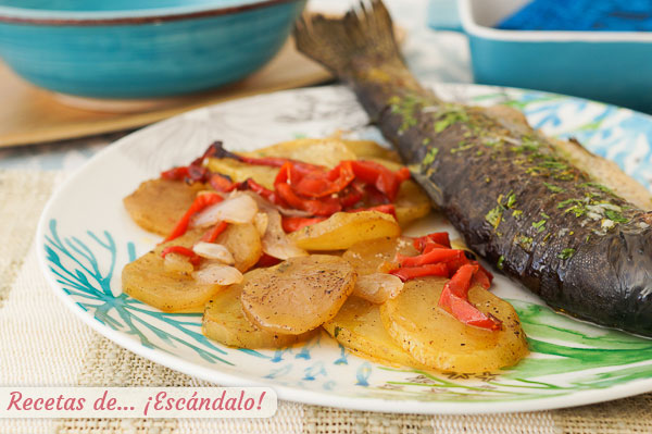 Receta de trucha al horno con jamon, patatas y pimiento, un pescado asado de 10