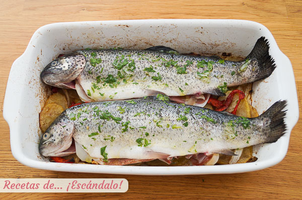 Trucha al horno rellena con majado de ajo y perejil
