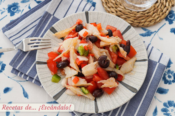 Como hacer esqueixada de bacalao con tomate y aceitunas. Receta tradicional catalana