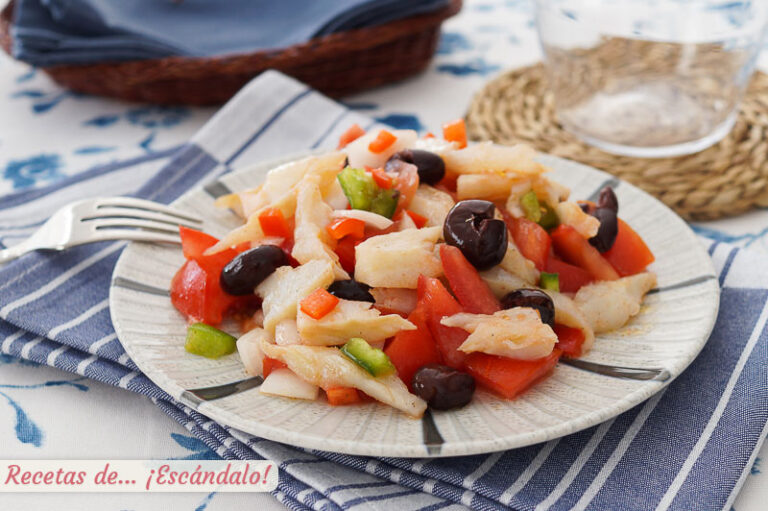 Esqueixada de bacalao con tomate y aceitunas. Receta tradicional catalana