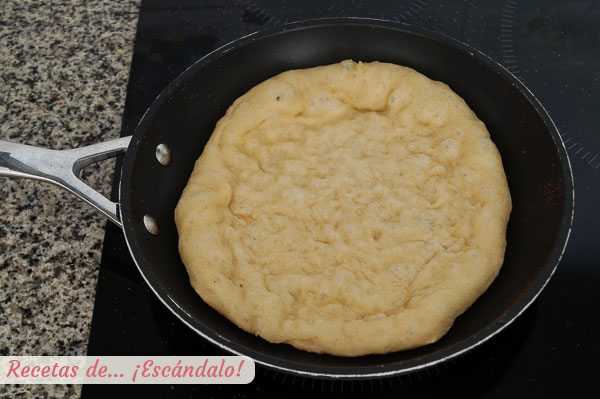 Masa de pizza casera en sarten