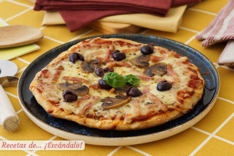 Pizza en sartén crujiente y deliciosa con masa casera, ¡te va a sorprender!