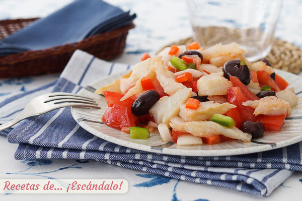 Receta de esqueixada de bacalao con tomate y aceitunas, tradicional catalana