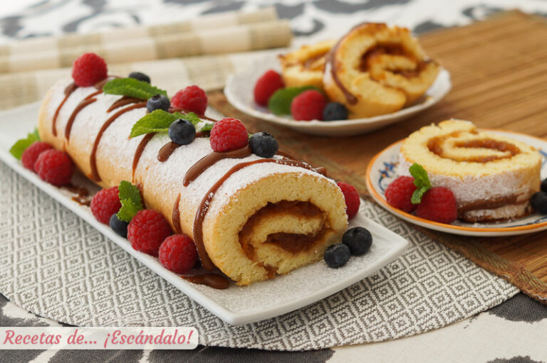 Brazo de gitano relleno de mermelada con dulce de leche y frutos rojos
