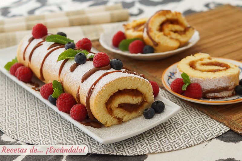 Brazo de gitano relleno de mermelada con dulce de leche y frutos rojos
