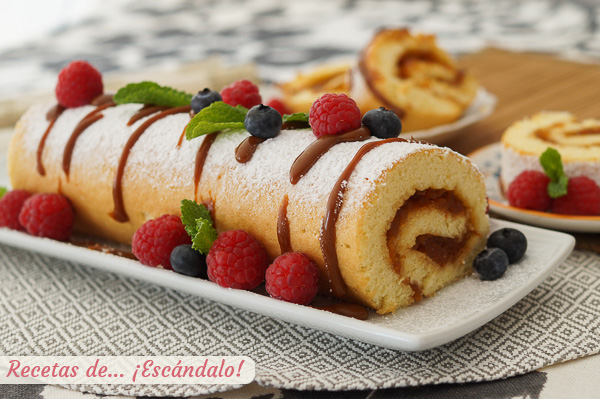 Receta de brazo de gitano relleno de mermelada con dulce de leche y frutos rojos