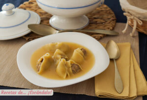 Sopa de galets rellenos de carne. Receta tradicional de Navidad