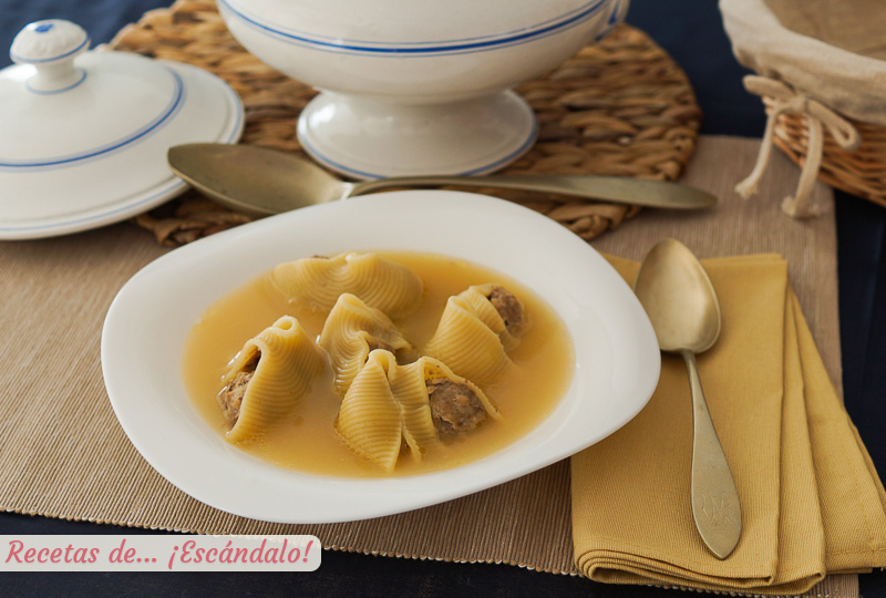 Sopa de galets rellenos de carne. Receta tradicional de Navidad