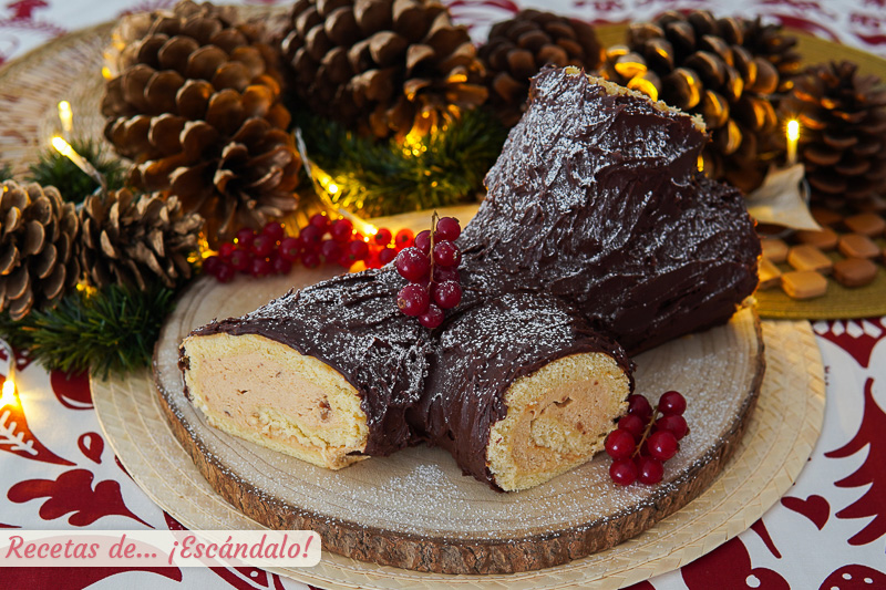 Tronco de Navidad de chocolate y turron, un postre navideno delicioso
