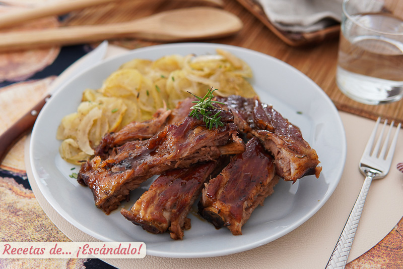 Costillas a la miel al horno con patatas panaderas super tiernas