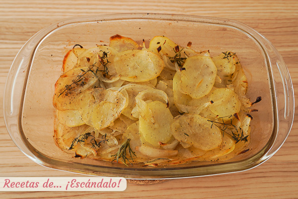 Patatas panaderas con cebolla y hierbas aromaticas