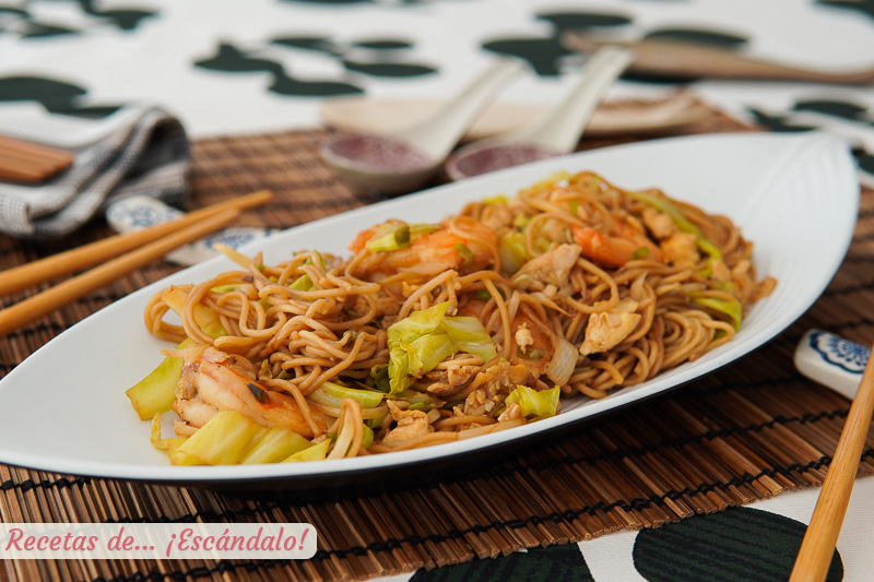 Noodles o fideos chinos con gambas y verduras, super ricos