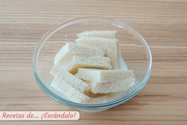 Pan blanco remojado en leche