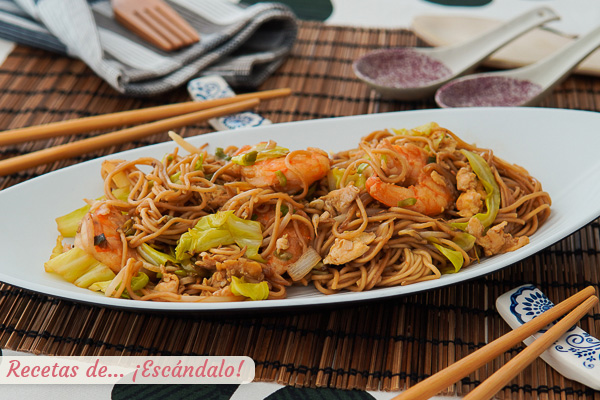 Receta de noodles o fideos chinos con gambas y verduras, super ricos