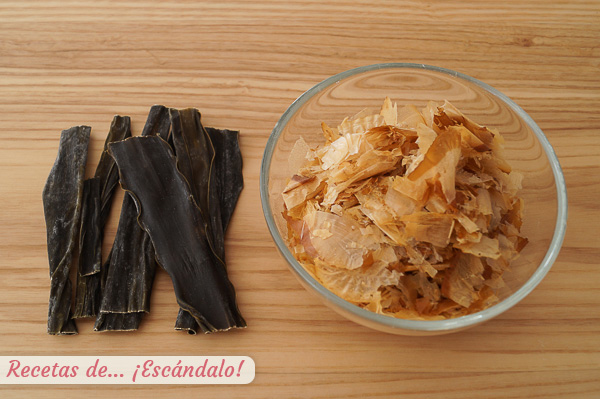 Alga kombu y copos de bonito seco o katsuobushi