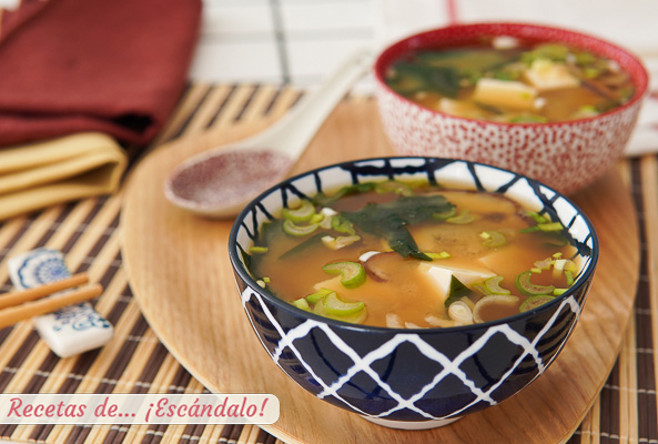Receta de sopa de miso japonesa con caldo dashi casero. Receta tradicional