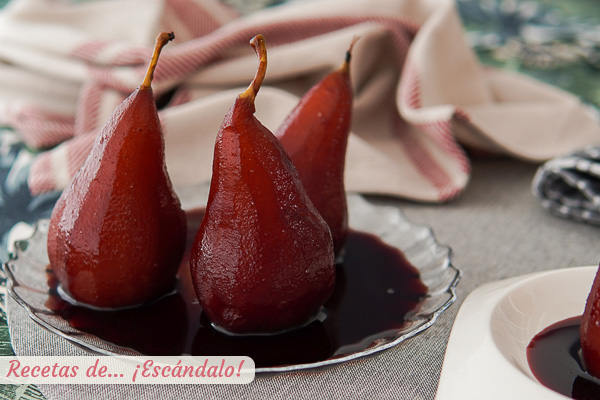 Receta tradicional de peras al vino tinto con especias