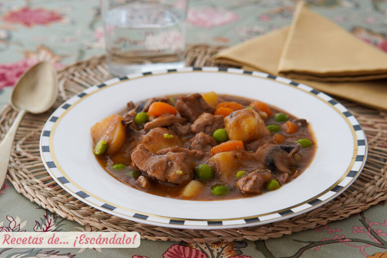 Estofado de cerdo con patatas y verduras. Receta tradicional