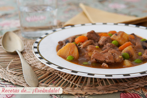 Receta de estofado de cerdo con patatas y verduras tradicional
