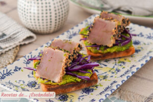 Tostas de tataki de atún con aguacate y col lombarda, ¡irresistibles!