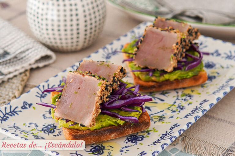 Tostas de tataki de atún con aguacate y col lombarda, ¡irresistibles!