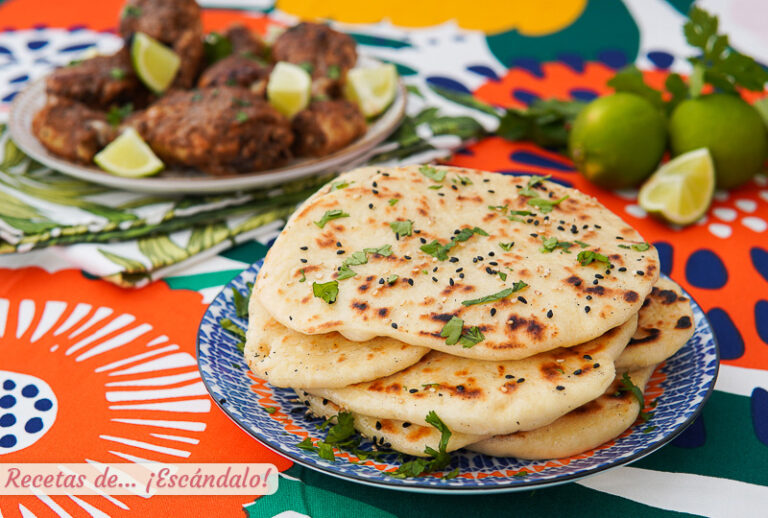 Pan naan o pan indio casero en sartén, tierno y riquísimo