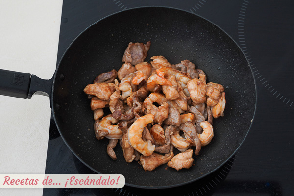 Pollo y ternera con langostinos chinos