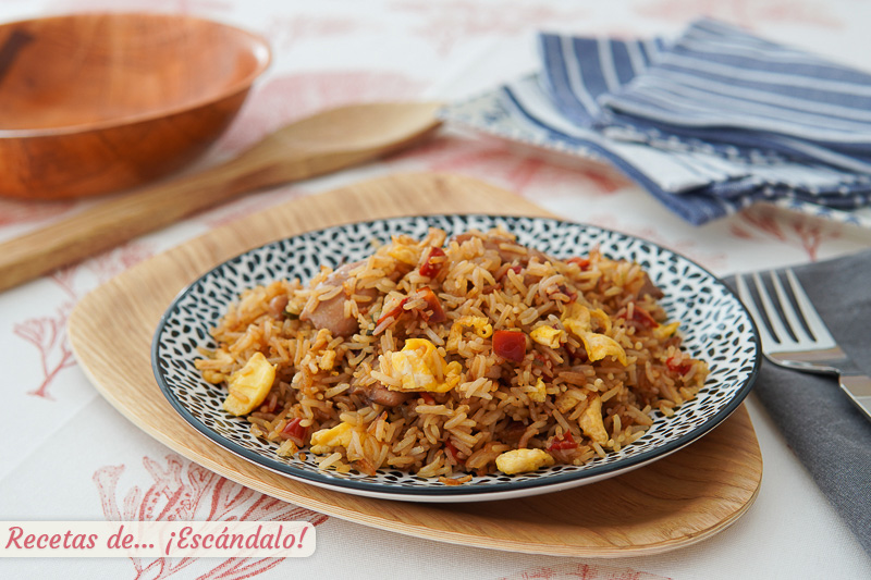Arroz chaufa peruano con verduras, pollo y huevo