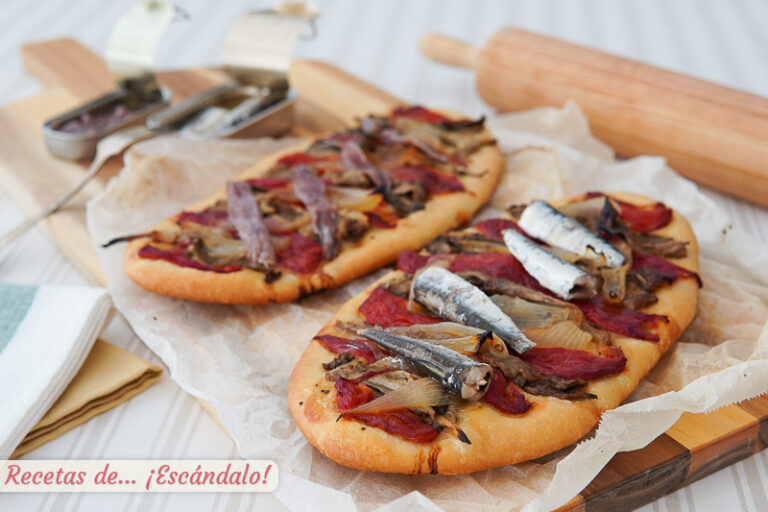 Coca de recapte catalana tradicional con escalivada, sardinas y anchoas