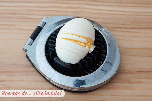 Huevo duro cocido cortado en rodajas