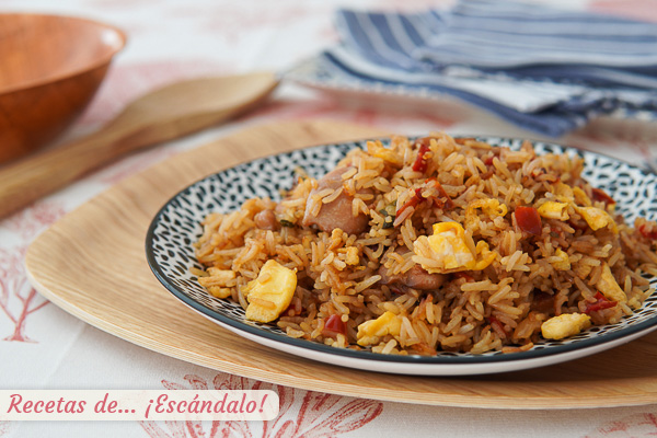 Receta de arroz chaufa peruano con verduras, pollo y huevo