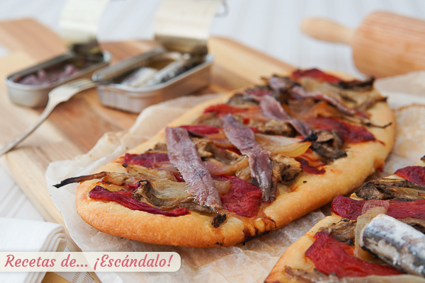 Receta de coca de recapte catalana tradicional con escalivada, sardinas y anchoas