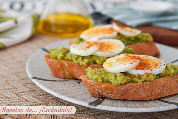 Receta de tostadas con aguacate y huevo, una delicia saludable
