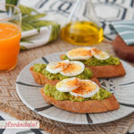 Tostadas con aguacate y huevo